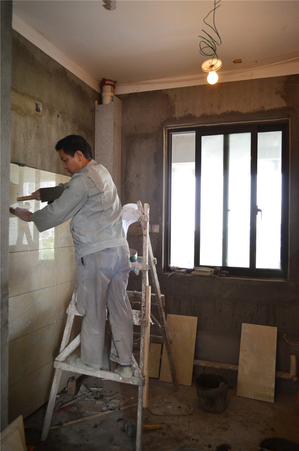 贴瓷砖的师傅叫什么工种(贴砖师傅一般包括做哪些工作) 贴瓷砖的师傅叫什么工种(贴砖师傅一般包括做哪些工作)