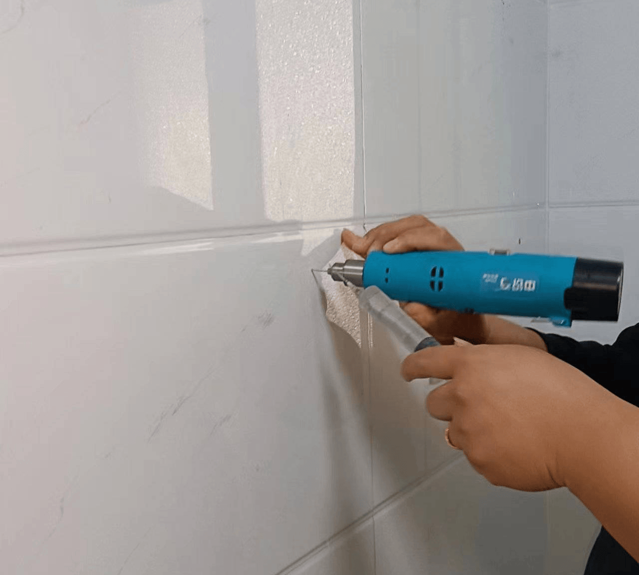 墙砖脱落最简单的修补方法视频讲解图片(墙砖脱落最简单的修补方法视频讲解图片大全)